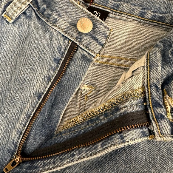 Urban Outfitters High-Rise Mom Jean Shorts - Size 30 - Picture 7 of 10